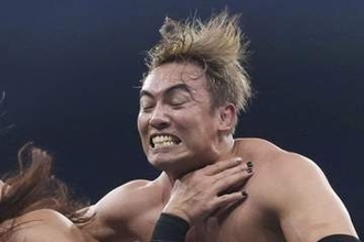 【ＡＥＷ】カイル・フレッチャー襲撃の竹下幸之介にオカダ・カズチカがレインメーカー発射　インターナショナル王座戦線は風雲急