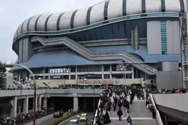 【侍ジャパン】空前の〝侍フィーバー〟大谷翔平らの球場入り見届けようと沿道には大群衆