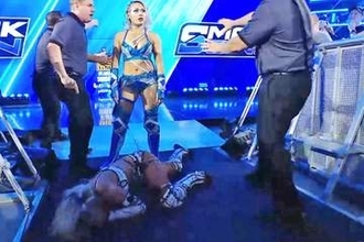 【ＷＷＥ】ジュリア〝復讐の鬼〟　怨敵ブレイク・モンローを入場口で襲撃ＫＯ…またも試合不成立