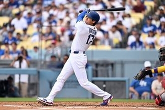大谷翔平〝確信歩き〟の初球先頭弾で日米通算350号達成　地元ＬＡファンいきなり総立ち！
