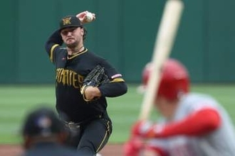 【ＭＬＢ】スキーンズの恋人ダンがドミニカ共和国で黄色のマキシドレス姿を披露＝米報道