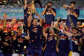 スペイン代表が凱旋パレード　マドリードに200万人集結　主将ロドリ「母に、国王陛下に、スペインに万歳」