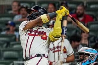 【ＭＬＢ】まさにオウンゴール　外野手２人の共同作業でフライがスタンドイン＝公式サイト