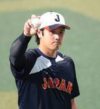 「【侍ジャパン】大谷翔平の練習登場に大歓声！　左翼席へ白球を投げ込むファンサービスも」の画像1