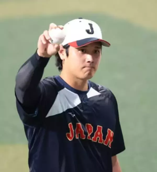 【侍ジャパン】大谷翔平の練習登場に大歓声！　左翼席へ白球を投げ込むファンサービスも