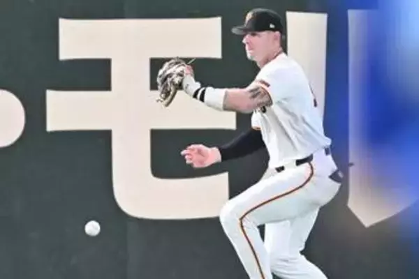 「【巨人】キャベッジが痛恨の落球でスタンドのファンから悲鳴　追加点献上につながる」の画像