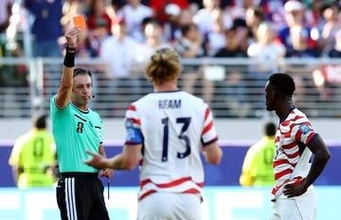 【北中米Ｗ杯】米国代表ＦＷバログンが紳士すぎる…レッドカードを出した主審と握手した理由
