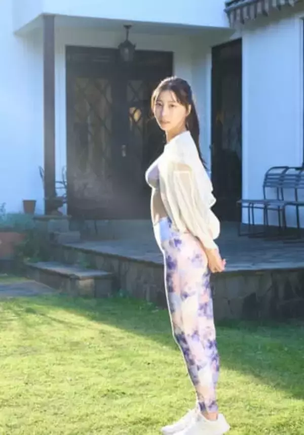 〝グラビアクイーン〟鈴木優香が卓上カレンダー発売「皆さんのそばに」 ユーチューブは登録50万人突破