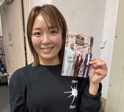 【ストロングスタイル】Ｓａｒｅｅｅ　シン襲撃被害の男性ファンにお見舞いのプレゼント