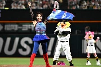【ソフトバンク】藤原紀香　キャッツアイ衣装で人生初のノーバン投球に成功「本当にうれしい！」