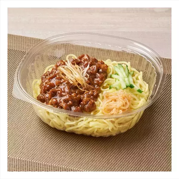 「【ファミリーマート】冷やし麺が楽しめる季節到来！新作麺類3選「甘辛甜面醤と味噌の旨み　冷しジャージャー麺」はこだわりの肉みそが味を決める！」の画像