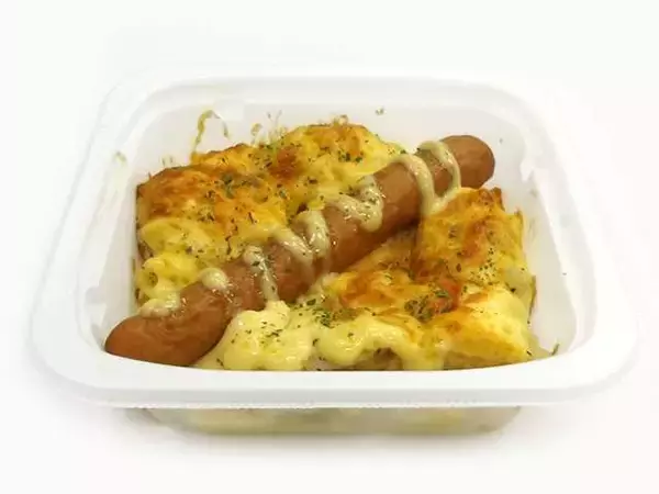 「【セブン-イレブン】晩酌のお供に！新作のおつまみ惣菜3選「ソーセージとポテトのマヨネーズ焼き」は濃厚なマヨネーズソースとチーズを盛りつけている！」の画像