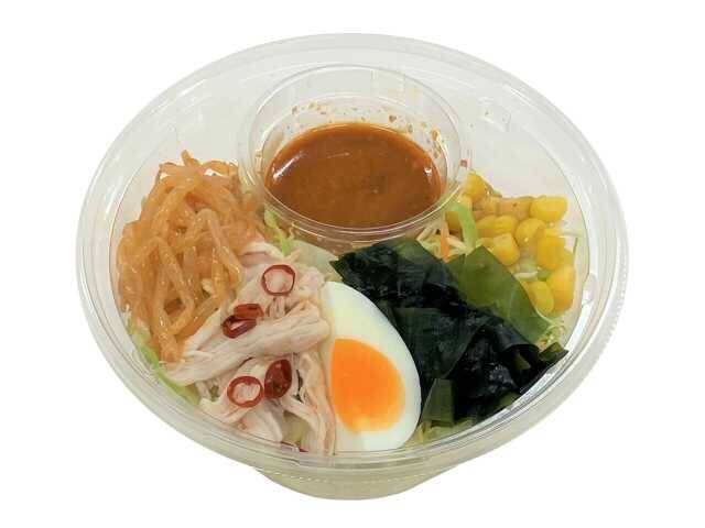 【セブン-イレブン】蒸し暑い日にもさっぱり食べられる！新作の麺入りサラダ3選「蒸し鶏と半熟玉子のピリ辛ラーメンサラダ」はピリ辛ドレッシングで食べる蒸し鶏や半熟玉子が乗っている！