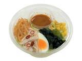 「【セブン-イレブン】蒸し暑い日にもさっぱり食べられる！新作の麺入りサラダ3選「蒸し鶏と半熟玉子のピリ辛ラーメンサラダ」はピリ辛ドレッシングで食べる蒸し鶏や半熟玉子が乗っている！」の画像2