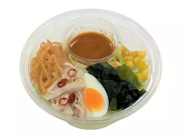 「【セブン-イレブン】蒸し暑い日にもさっぱり食べられる！新作の麺入りサラダ3選「蒸し鶏と半熟玉子のピリ辛ラーメンサラダ」はピリ辛ドレッシングで食べる蒸し鶏や半熟玉子が乗っている！」の画像