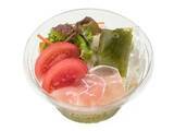 「【セブン-イレブン】蒸し暑い日にもさっぱり食べられる！新作の麺入りサラダ3選「蒸し鶏と半熟玉子のピリ辛ラーメンサラダ」はピリ辛ドレッシングで食べる蒸し鶏や半熟玉子が乗っている！」の画像3