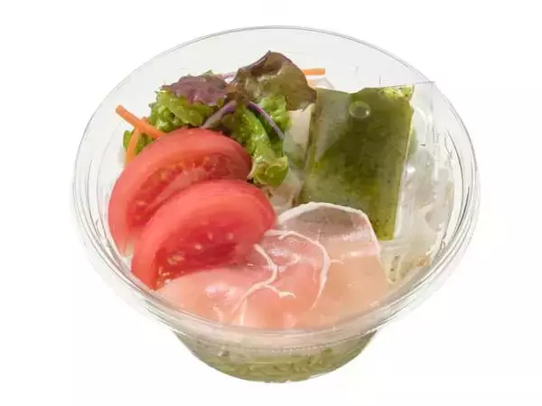 「【セブン-イレブン】蒸し暑い日にもさっぱり食べられる！新作の麺入りサラダ3選「蒸し鶏と半熟玉子のピリ辛ラーメンサラダ」はピリ辛ドレッシングで食べる蒸し鶏や半熟玉子が乗っている！」の画像