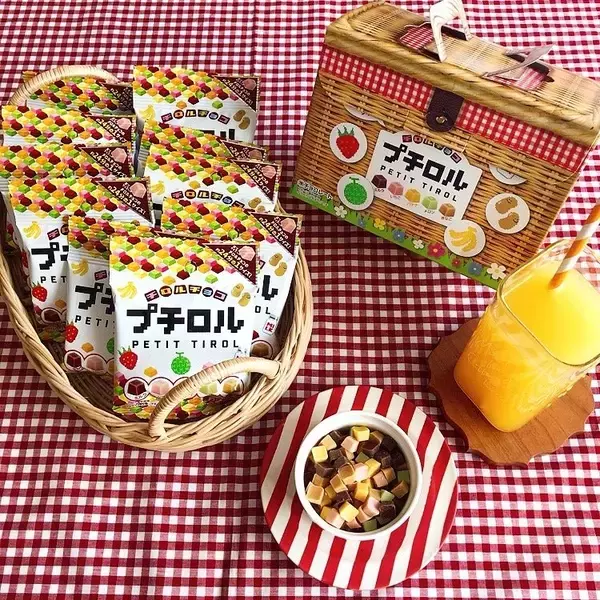 「可愛いバスケットの中に【チロルチョコ】がいっぱい「ピクニック気分」味わえる新作」の画像