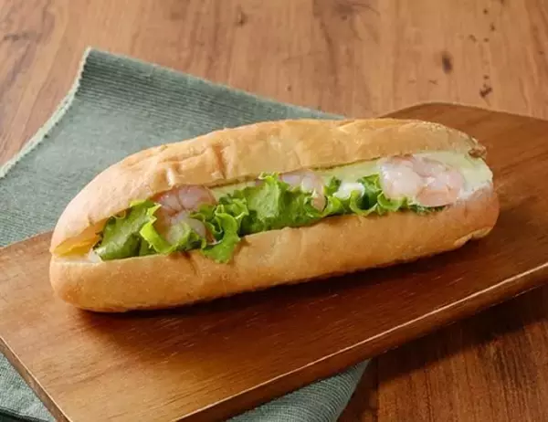 「【ローソン】素材厳選、たっぶり具材の総菜パン新作3選「濃厚グラタンコロッケバーガー」は冬の定番サンド！」の画像