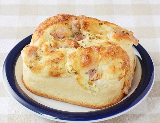 【ローソン】素材厳選、たっぶり具材の総菜パン新作3選「濃厚グラタンコロッケバーガー」は冬の定番サンド！