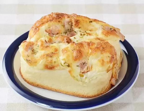 「【ローソン】素材厳選、たっぶり具材の総菜パン新作3選「濃厚グラタンコロッケバーガー」は冬の定番サンド！」の画像