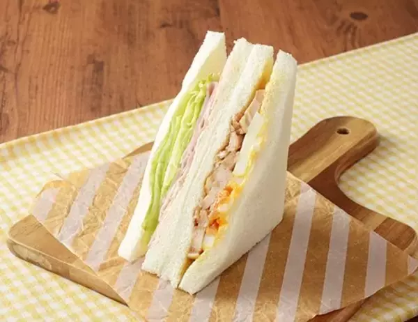 「【ローソン】サンドイッチや惣菜パンが充実！ローソンの新作サンド・パン3選「よくばりサンド　レタス＆照焼チキン」はレタス・ハムとチキン・たまごサラダの組み合わせ！」の画像