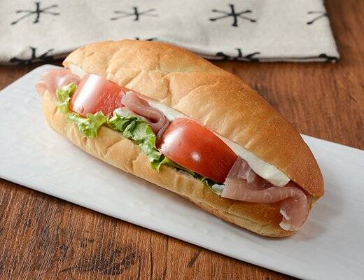 【ローソン】ランチタイムの強い味方！新作サンドイッチ・バーガー3選「ROLLサンド　生ハムマスカルポーネ」はバジルソースとマスカルポーネを合わせたカフェ風の具だくさんな一品