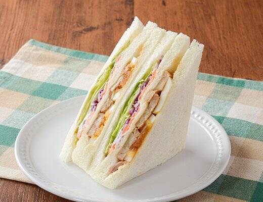 【ローソン】ランチタイムの強い味方！新作サンドイッチ・バーガー3選「ROLLサンド　生ハムマスカルポーネ」はバジルソースとマスカルポーネを合わせたカフェ風の具だくさんな一品
