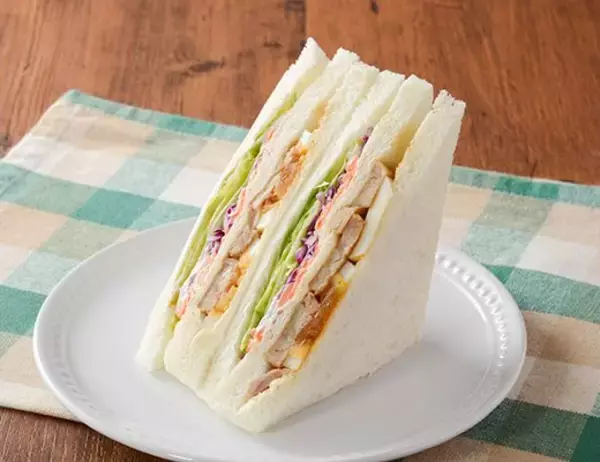 「【ローソン】ランチタイムの強い味方！新作サンドイッチ・バーガー3選「ROLLサンド　生ハムマスカルポーネ」はバジルソースとマスカルポーネを合わせたカフェ風の具だくさんな一品」の画像