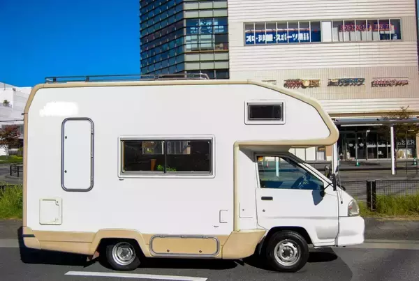「今、話題の「バンライフ」とは？キャンピングカーとの違いやオススメのモデルを解説！」の画像