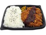 「【セブン-イレブン】肉をガッツリ食べたい！おすすめ肉系弁当3選「豚ロースとんかつ弁当」は大きなとんかつにソースをたっぷりかけて味わいたい！」の画像2