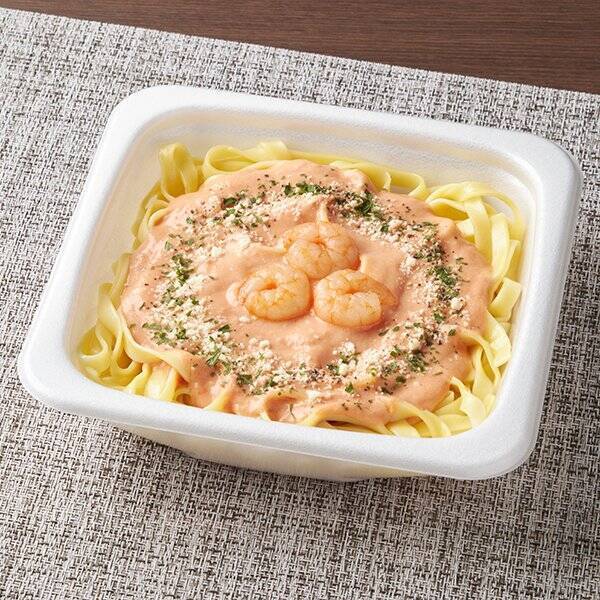 【ファミリーマート】新作勢ぞろい！ファミマのおすすめパスタ3選「生パスタ　海老のトマトクリーム」はもちもち食感の生パスタにソースが絡む！