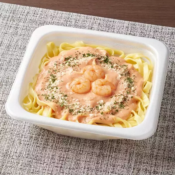 「【ファミリーマート】新作勢ぞろい！ファミマのおすすめパスタ3選「生パスタ　海老のトマトクリーム」はもちもち食感の生パスタにソースが絡む！」の画像