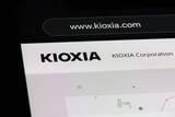 「キオクシアの株価は大幅続落で3万8380円。半年で10倍、1か月で3分の1に——予想PER4倍・実績PBR15倍が映すメモリ超サイクルの綱渡り」の画像1