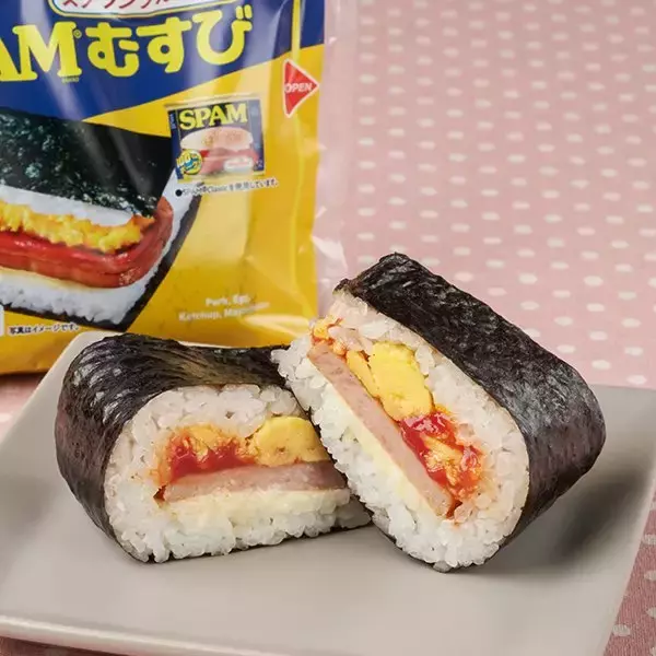 「【ファミリーマート】どんな味か気になる！新作おむすび3選「SPAM®むすび　スクランブルエッグ」はマヨネーズとケチャップを挟んだアメリカンテイストのおむすび」の画像