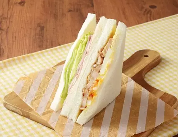 「【ローソン】がっつり食べたいときにおすすめ！ローソンの新商品3選「ごはん大盛！盛合せ弁当(ハンバーグ＆鶏から)」はご飯がすすむ人気のおかずがたくさん！」の画像