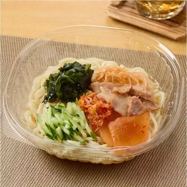 「【ファミリーマート】温か～いも！冷たいも！バリエーション豊富な新作めん類3選「8品目具材のちゃんぽん風ラーメンサラダ」はトッピングの品目が多くて豪華！」の画像