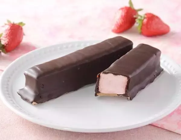 「【ローソン】おうちでまったりカフェタイム！新作スイーツ3選「クッキー＆クリームのレアチーズムース」は甘すぎないココアクッキーの食感も楽しい！」の画像