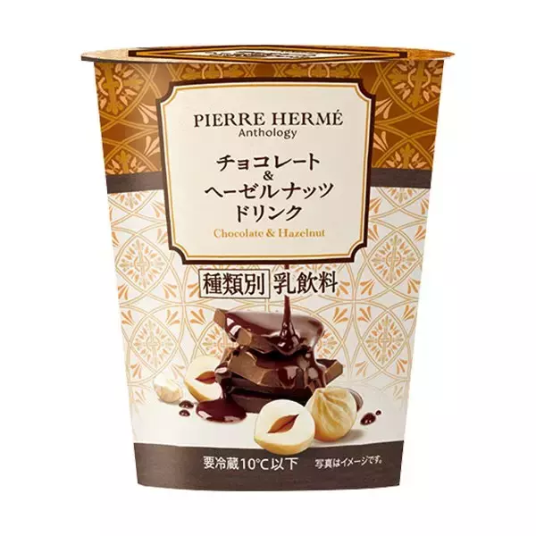 「【ファミリーマート】ピエール・エルメ アンソロジー監修の新作が登場！スイーツ＆ドリンク3選「ピエール・エルメ アンソロジー監修　マカロンサンド　イチゴ＆バニラ」はパッケージでも贅沢な気持ちに！」の画像