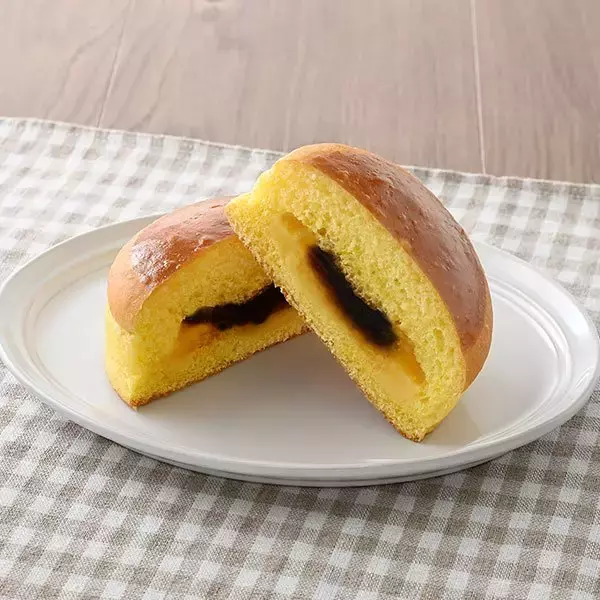 「【ファミリーマート】甘い系からおかず系まで！新作おすすめパン3選「プリンみたいなパン」はカスタードクリーム＆カラメル風味ソース入りで味も見た目もプリンのよう！」の画像