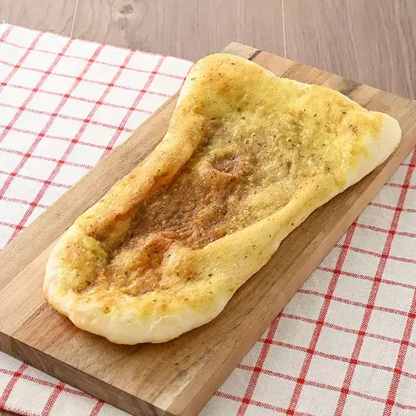 「【ファミリーマート】甘い系からおかず系まで！新作おすすめパン3選「プリンみたいなパン」はカスタードクリーム＆カラメル風味ソース入りで味も見た目もプリンのよう！」の画像