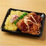 「【ファミリーマート】人気のとり肉料理が集結！ボリューミーな新作弁当3選「旨辛チキン弁当（バッファローチキン）」にんにく風味の旨辛ソースとチーズソースが食欲そそる！　」の画像2