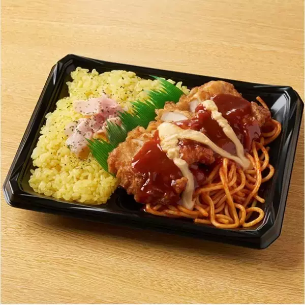「【ファミリーマート】人気のとり肉料理が集結！ボリューミーな新作弁当3選「旨辛チキン弁当（バッファローチキン）」にんにく風味の旨辛ソースとチーズソースが食欲そそる！　」の画像