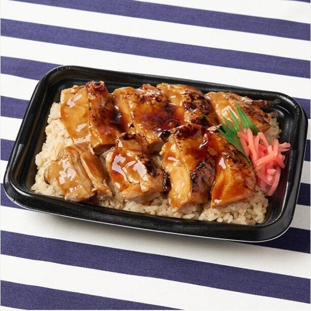 【ファミリーマート】人気のとり肉料理が集結！ボリューミーな新作弁当3選「旨辛チキン弁当（バッファローチキン）」にんにく風味の旨辛ソースとチーズソースが食欲そそる！　