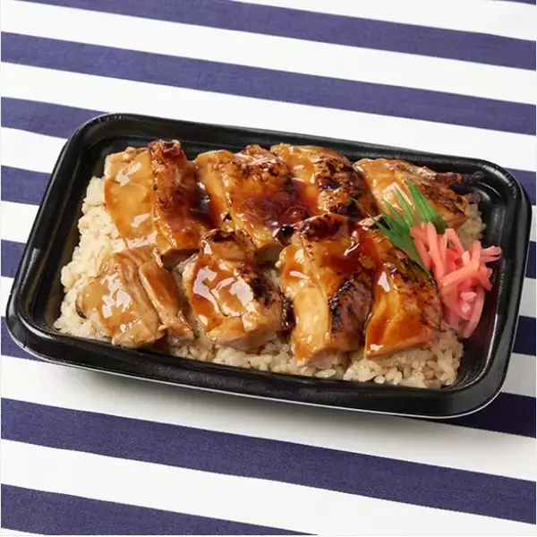 「【ファミリーマート】人気のとり肉料理が集結！ボリューミーな新作弁当3選「旨辛チキン弁当（バッファローチキン）」にんにく風味の旨辛ソースとチーズソースが食欲そそる！　」の画像