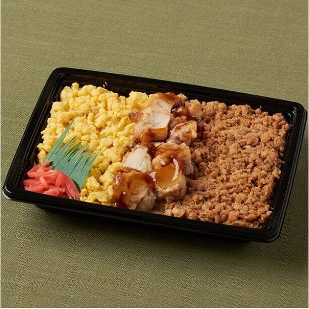 【ファミリーマート】人気のとり肉料理が集結！ボリューミーな新作弁当3選「旨辛チキン弁当（バッファローチキン）」にんにく風味の旨辛ソースとチーズソースが食欲そそる！　