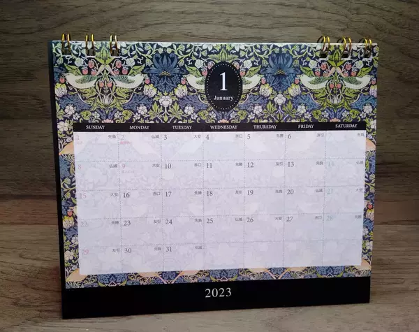 「英デザイナー「ウィリアム・モリス」の「卓上カレンダー」がセリアに！ 美しすぎるデザインに感動！」の画像