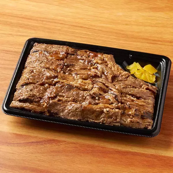 「【ファミリーマート】がっつり食べたい日に！新作のボリューム満点のお弁当3選「増量　ごま油の香り！ジューシー肉シュウマイ弁当」は期間限定でご飯が20％増量された一品」の画像