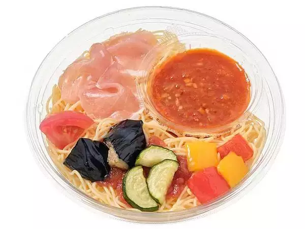 「【セブン-イレブン】暑い日にもツルッと！新作の冷たいパスタ3選「冷製パスタ 夏野菜と生ハムのトマトソース」は1/2日分の野菜が摂れる！」の画像