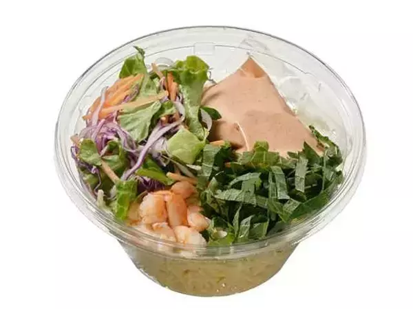 「【セブン-イレブン】暑い日にもツルッと！新作の冷たいパスタ3選「冷製パスタ 夏野菜と生ハムのトマトソース」は1/2日分の野菜が摂れる！」の画像